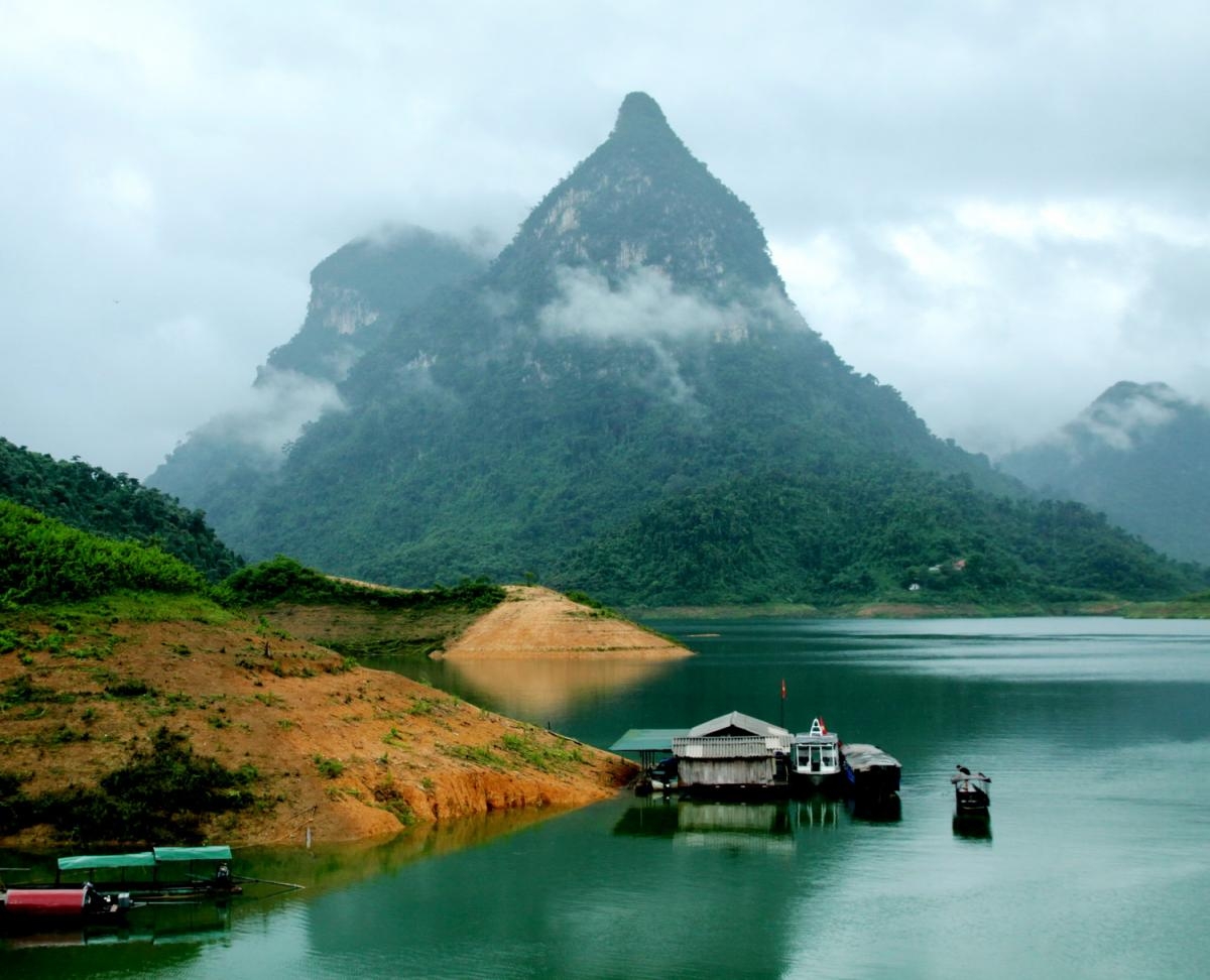 Na Hang 2 days 1 night tour schedule in pear blossom season